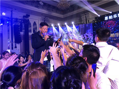 侯耀華經(jīng)紀人肖像授權(quán)聯(lián)系人王峰